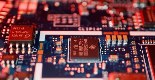 Chip di semiconduttori su un circuito stampato di un computer in questa foto illustrativa del 25 febbraio 2022. REUTERS/Florence Lo/Illustrazione/Foto d'archivio