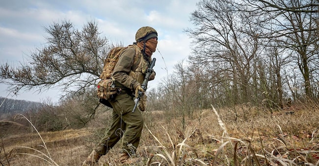 Un militare della 13a brigata "Khartiia" della Guardia nazionale ucraina partecipa a un addestramento tattico in una località non rivelata nella regione di Kharkiv, nell'Ucraina nord-orientale, il 3 dicembre 2025, nel contesto dell'invasione russa.  EPA/SERGEY KOZLOV