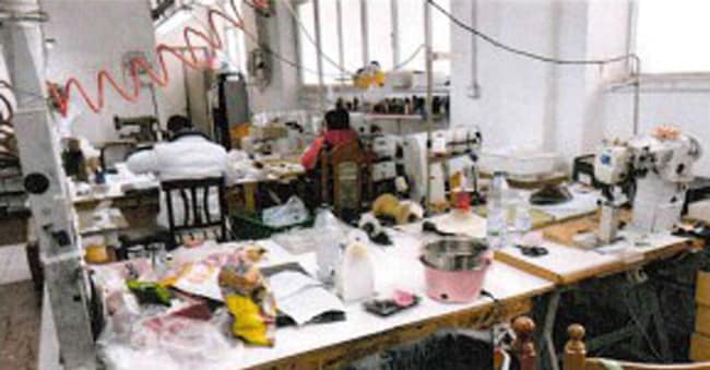 Un opificio tessile della catena di subforniture al centro dell’inchiesta sul caporalato della Procura di Milano