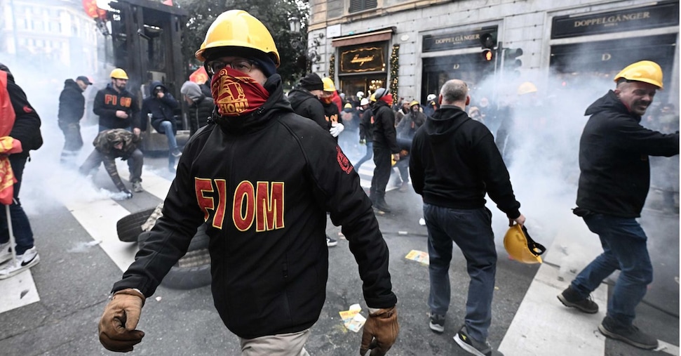 Scontri e lacrimogeni durante il corteo dei lavoratori ex Ilva a Genova in piazza Corvetto