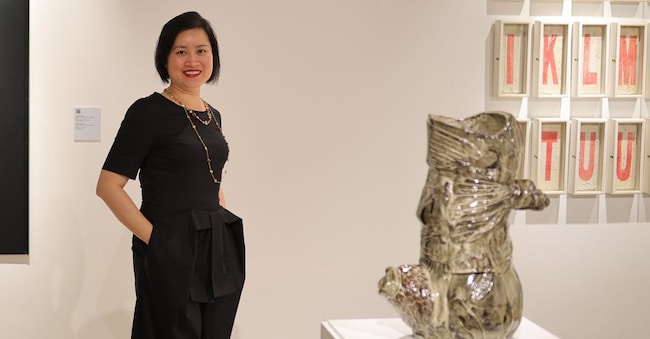 Ritratto di Quynh Nguyên all’interno della sua Fondazione. ©COURTESY Nguyễn Art Foundation Collection.