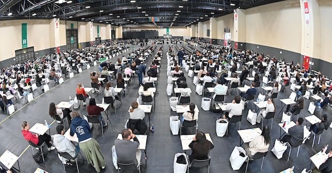 Studenti affrontano l'esame di medicina presso il Lingotto. (ANSA/Alessandro Di Marco)