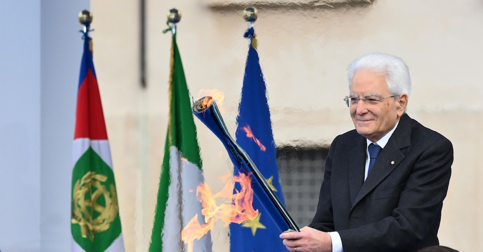 Milano-Cortina, Mattarella accende il braciere con la fiamma olimpica