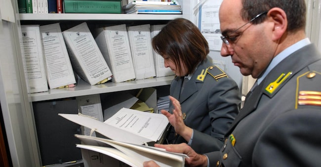 Agenti della Guardia di Finanza, Fiamme Gialle controllo di documenti. (Imagoeconomica)
