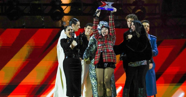 Rob alza il trofeo di X Factor 2025 davanti al pubblico di piazza Plebiscito a Napoli