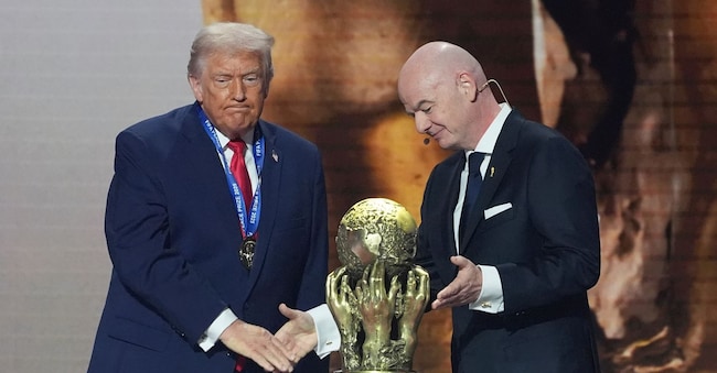 Il presidente della FIFA Gianni Infantino consegna al presidente Donald Trump il Premio FIFA per la Pace durante il sorteggio per la Coppa del Mondo di calcio 2026 al Kennedy Center di Washington, venerdì 5 dicembre 2025.(AP Photo/Evan Vucci)