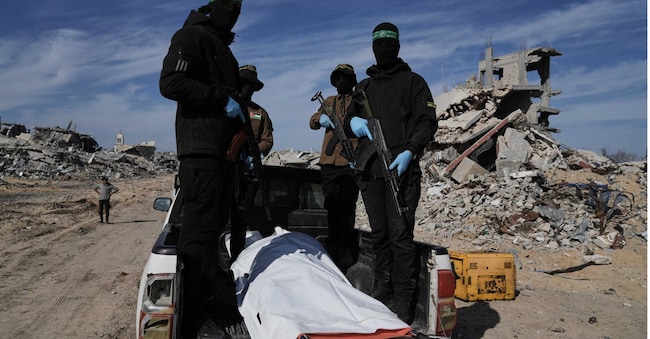 La Jihad islamica e i militanti di Hamas trasportano i resti di quello che dovrebbe essere uno degli ultimi ostaggi del 7 ottobre(AP Photo/Jehad Alshrafi, File)      Associate Press/ LaPresse Only Italy and Spain