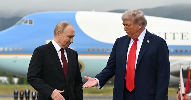 Il  Presidente Usa Donald Trump accoglie il presidente russo Vladimir Putin ad  Anchorage, in Alaska, il 15 agosto scorso  (Photo by ANDREW CABALLERO-REYNOLDS / AFP)