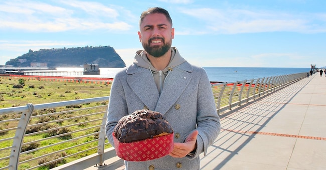 Diego Vitagliano col suo panettone sul Pontile Nord dell’ ex acciaieria di Bagnoli