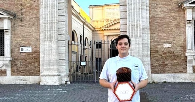 Matteo Anselmi di Bap con il suo panettone di fronte a Porta Pia