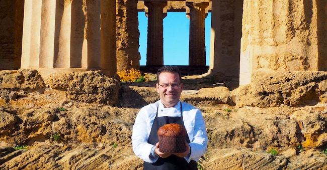 Nicola Bonfissuto col panettone Diodoros dinnanzi al Tempio della Concordia in Agrigento