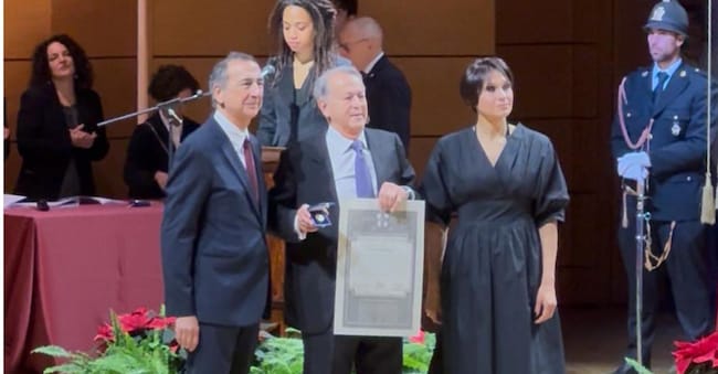 Il sindaco di Milano, Beppe Sala, con il direttore del Sole 24 Ore, Fabio Tamburini, e la presidente del consiglio comunale, Elena Buscemi, alla cerimonia di consegna degli Ambrogini d’oro 7 dicembre 2025 al Teatro Dal Verme, Milano