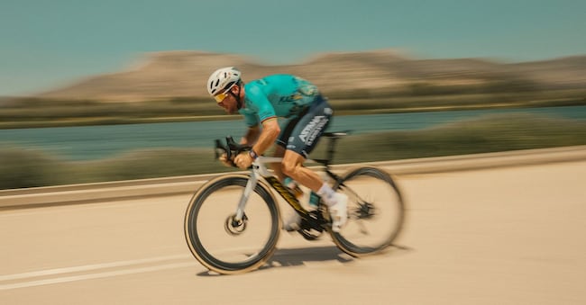 Nella foto, il ciclista britannico indossa il RM 67-02 Automatic Extraflat McLaren, orologio leggerissimo (32 grammi) con cassa in Carbon TPT.