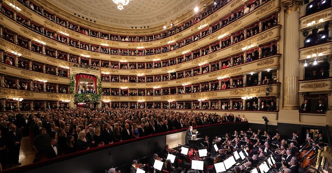 Una foto diffusa dall'ufficio stampa del Teatro alla Scala mostra l'applauso del pubblico alla senatrice a vita Liliana Segre all'ingresso nel palco principale del teatro, che inaugura la stagione lirica di quest'anno con "Una Lady Macbeth nel distretto di Mtsensk", diretta da Riccardo Chailly, al suo dodicesimo e ultimo 7 dicembre come direttore musicale del teatro. Milano, 7 dicembre 2025. 