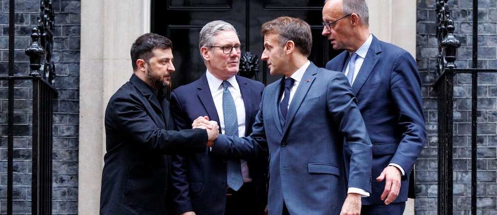 epa12578774 Volodymyr Zelensky, Keir Starmer, Emmanuel Macron e Friedrich Merz EPA/TOLGA AKMEN