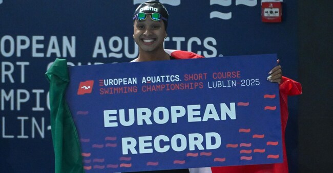 L'italiana Sara Curtis, medaglia d'oro, festeggia dopo la finale dei 50 dorso femminile durante i Campionati europei di nuoto in vasca corta all'Aqua Lublin di Lublino, in Polonia