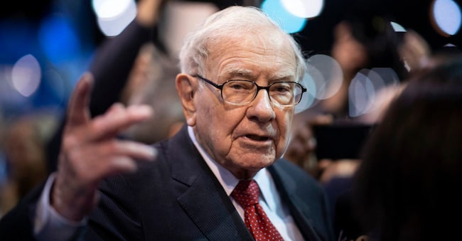 Warren Buffett, CEO of Berkshire Hathaway, speaks to the press as he arrives at the 2019 annual shareholders meeting in Omaha, Nebraska, May 4, 2019. (Photo by Johannes EISELE / AFP)