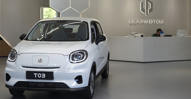 Modello Leapmotor T03 esposto in uno showroom di Hangzhou. (Foto AP/Caroline Chen/ Stampa associata / LaPresse)
