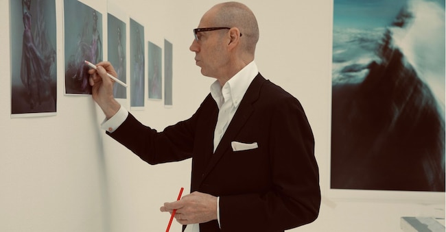 Nick Knight al lavoro nel suo studio. (ph Lara Hughes)
