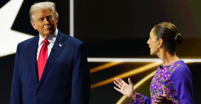 La presidente del Messico Claudia Sheinbaum parla sul palco accanto al presidente degli Stati Uniti Donald Trump durante il sorteggio per la Coppa del Mondo di calcio FIFA 2026 che si svolgerà negli Stati Uniti, in Canada e in Messico, al Kennedy Center, a Washington, DC, il 5 dicembre 2025