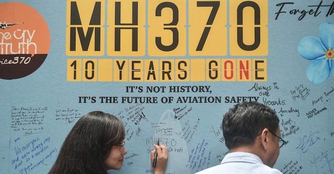 Una donna scrive un messaggio durante un evento organizzato dai parenti dei passeggeri e dai sostenitori per celebrare il 10° anno dalla scomparsa del volo MH370 della Malaysia Airlines, con a bordo 239 persone, avvenuta l'8 marzo 2014 mentre era in rotta da Kuala Lumpur a Pechino, a Subang Jaya il 3 marzo 2024. L'8 dicembre 2025 un tribunale di Pechino ha ordinato alla Malaysia Airlines di risarcire le famiglie di otto passeggeri del volo MH370, a più di dieci anni dalla scomparsa dell'aereo. (Foto di Arif Kartono / AFP)