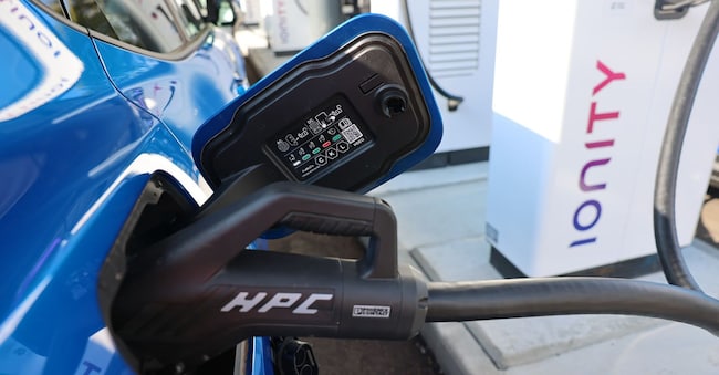 Bev. Anche le elettriche hanno bisogno di assistenza (nella foto una colonnina)