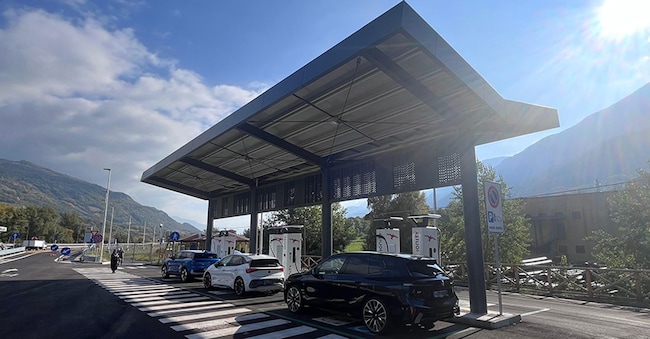 Progetto pilota. Il gruppo Astm (Gavio) ha inaugurato la prima stazione autostradale di ricarica dedicata esclusivamente ai veicoli elettrici. L’impianto, il primo in Italia nel suo genere, è situato lungo la A5 Quincinetto-Aosta gestita da Sav (Società Autostrade Valdostane), concessionaria del gruppo Astm