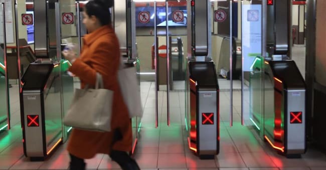 La stazione della metropolitana chiusa per lo sciopero dei trasporti a Milano, foto d’archivio. ANSA/Paolo Salmoirago