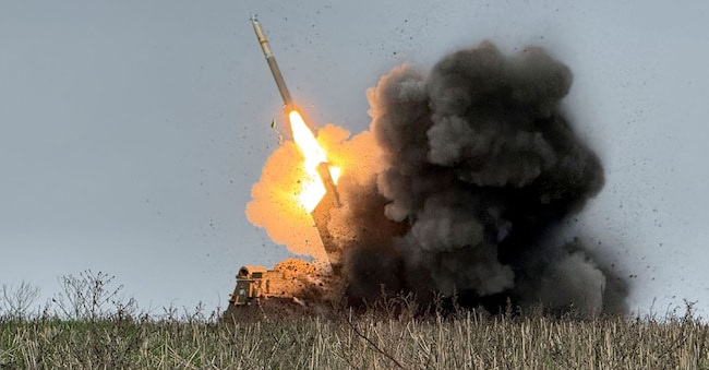 I soldati ucraini lanciano razzi contro le truppe russe vicino alla linea del fronte a Pokrovsk, nella regione del Donetsk REUTERS/Stringer