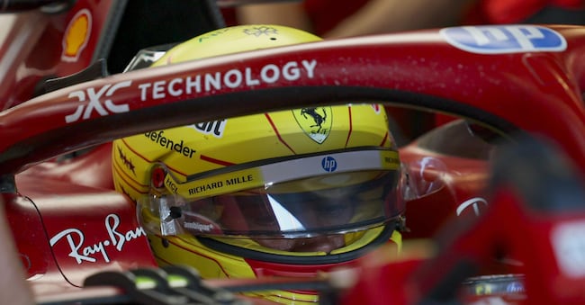  Il pilota britannico della Scuderia Ferrari Lewis Hamilton siede all'interno della sua auto durante la sessione di test post-stagione di Formula Uno sul circuito di Yas Marina ad Abu Dhabi, negli Emirati Arabi Uniti, il 09 dicembre 2025.  EPA/ALI HAIDER