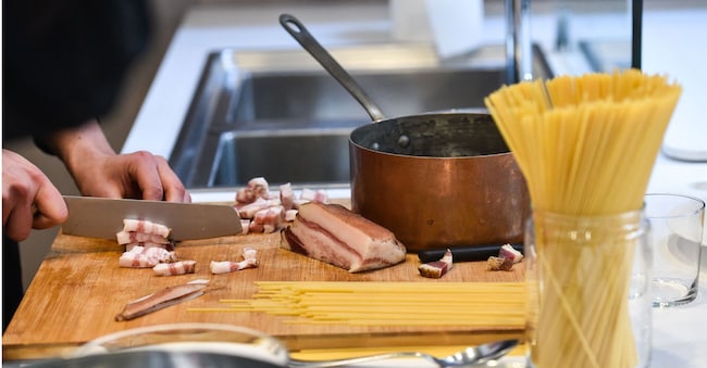 Uno chef cucina il famoso piatto di pasta tradizionale italiana "spaghetti alla carbonara", durante un'anteprima per la stampa il 5 aprile 2019, un giorno prima dell'evento internazionale Carbonara Day (#CarbonaraDay) a Roma.