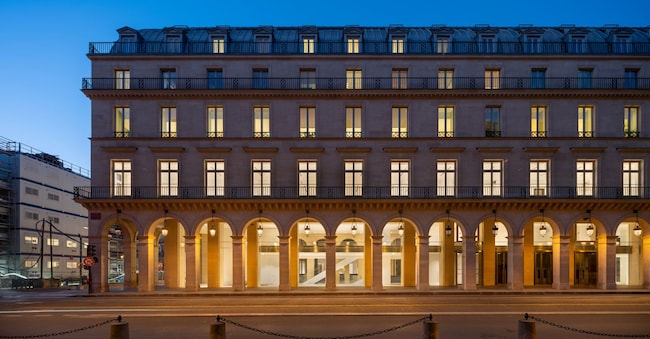 A Parigi, Jean Nouvel ripensa l’edificio dei Grands Magasins du Louvre.
