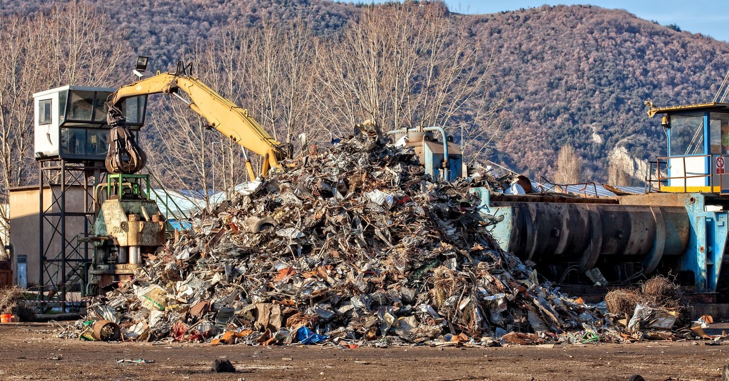 Combustione illecita di rifiuti, addio alla responsabilità per omessa vigilanza