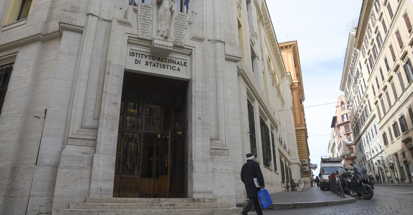 https://i2.res.24o.it/images2010/S24/Documenti/2025/12/12/Immagini/Ritagli/Imagoeconomica_1204563-istat-sede-U41105358736nGw-1440x752@IlSole24Ore-Web.jpg