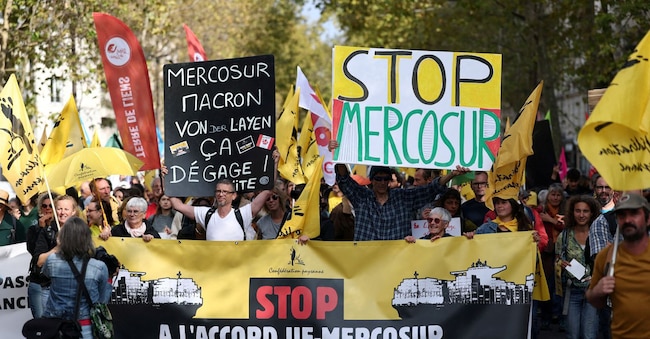 Una manifestazione indetta dagli agricoltori francesi e dalla Confederazione paysanne per protestare contro l'accordo di libero scambio UE-Mercosur tra l'Unione europea e i Paesi sudamericani 