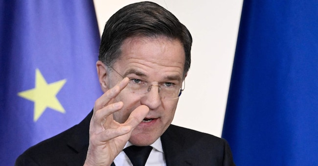 Il Segretario Generale della NATO Mark Rutte parla durante una conferenza stampa con il Cancelliere tedesco (non visto) dopo i colloqui alla Cancelleria l'11 dicembre 2025 a Berlino. (Foto di Tobias SCHWARZ / AFP)