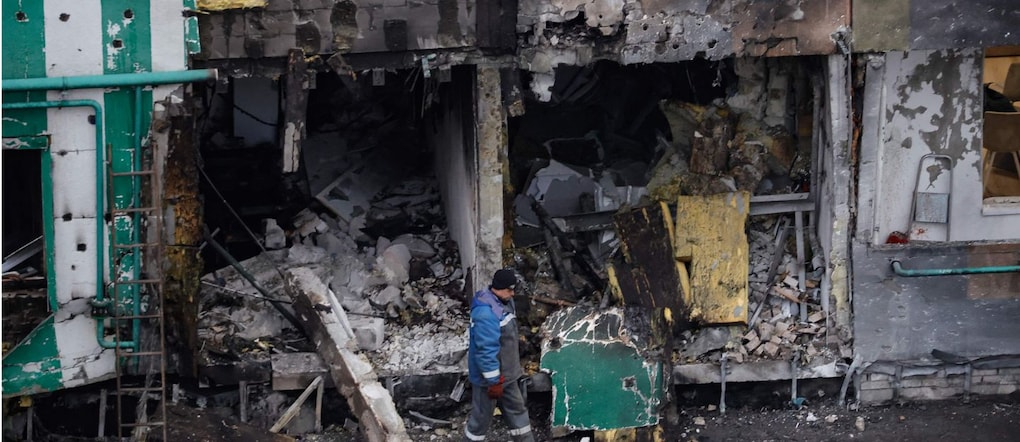Vista di un edificio residenziale danneggiato a seguito di un attacco di droni a Tver il 12 dicembre 2025. (Foto di TATYANA MAKEYEVA / AFP)