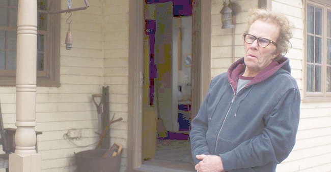 Attore e musicista feticcio. Tom Waits è il padre nell’episodio «Father» con Adam Driver e Mayim Bialik