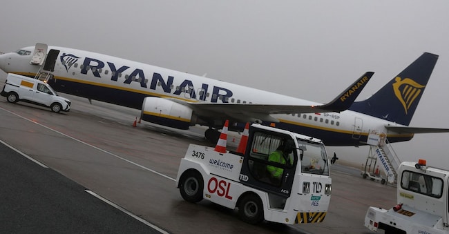 Un veicolo di assistenza a terra opera accanto a un aeromobile Boeing 737-8AS di Ryanair, targato SP-RSP, all'aeroporto di Varsavia-Modlin a Modlin, in Polonia, il 1° dicembre 2025. REUTERS/Kacper Pempel