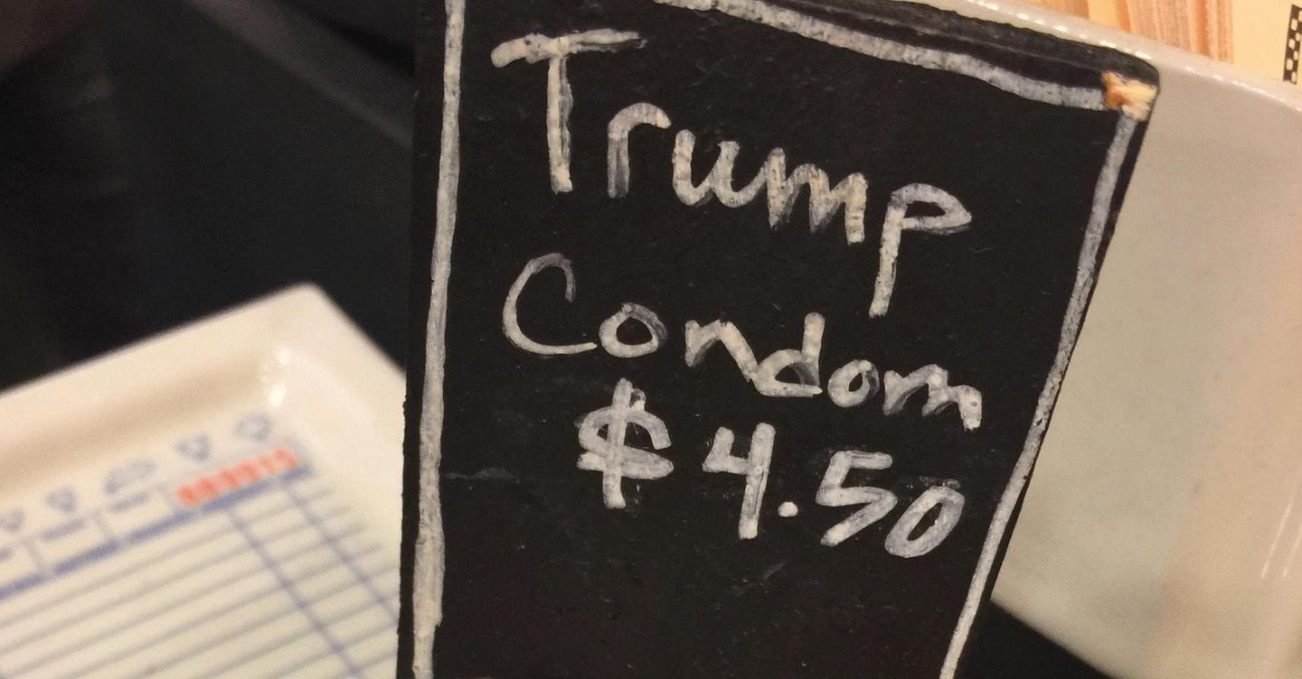 Spuntano altre 70 foto di Epstein, anche una zucca “Trumpkin”