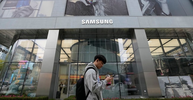 Un uomo passa davanti a un negozio Samsung Gangnam a Seoul, Corea del Sud.(AP Photo/Ahn Young-joon)