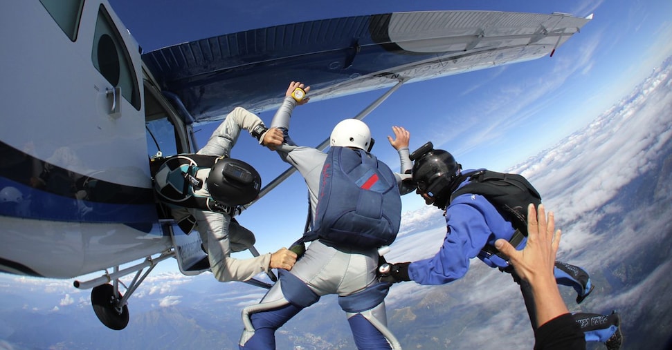 Si intrecciano i paracadute durante il lancio, due morti a Fano Si intrecciano i paracadute durante il lancio, due morti a Fano
