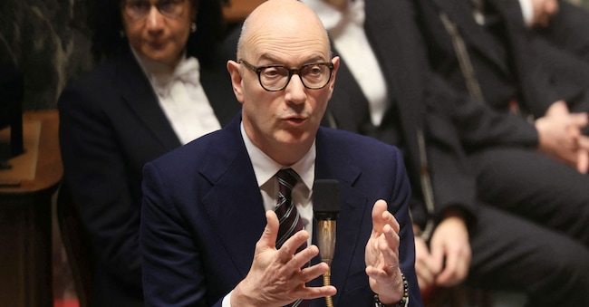 Il ministro francese dell'Economia e delle Finanze Roland Lescure parla durante una sessione di interrogazioni al governo all'Assemblea nazionale, la camera bassa del Parlamento francese, a Parigi il 9 dicembre 2025. (Foto di Alain JOCARD / AFP)