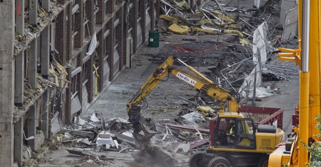 Bulldozer rimuovono le macerie dalla sede del governo nel centro di Oslo il 28 luglio 2011, dopo l'attentato del 22 luglio. La polizia norvegese ha dichiarato oggi di aver concluso una ricerca di sei giorni per trovare gli ultimi dispersi sull'isola di Utoeya, dove 68 persone sono state uccise in una sparatoria. (AFP PHOTO/ Aleksander Andersen / Scanpix Norway)