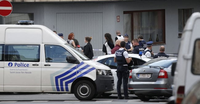 Foto della polizia durante la ricostruzione del rifugio in "Rue Max Roos - Max Roosstraat" a Schaerbeek - Schaarbeek, Bruxelles, dove sono state fabbricate le bombe utilizzate nelle esplosioni di Zaventem del 22 marzo 2016. Martedì 22 marzo, due bombe sono esplose nella sala partenze dell'aeroporto di Bruxelles e un'altra nella stazione della metropolitana di Maelbeek - Maalbeek, causando 31 morti e 250 feriti. L'ISIL (Stato Islamico dell'Iraq e del Levante - Daesh - ISIS) ha rivendicato la responsabilità degli attacchi. (Foto di Thierry Roge / Belga Mag / Belga via AFP)