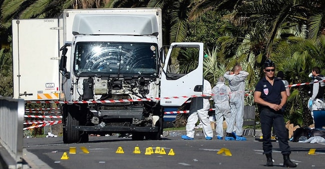 La polizia mette in sicurezza l'area di Nizza, in Francia, il 15 luglio 2016, dove un camion è piombato sulla folla durante le celebrazioni della Giornata della Bastiglia. Almeno 80 persone sono morte e molte sono rimaste ferite (Foto di Andreas Gebert / dpa Picture-Alliance via AFP)