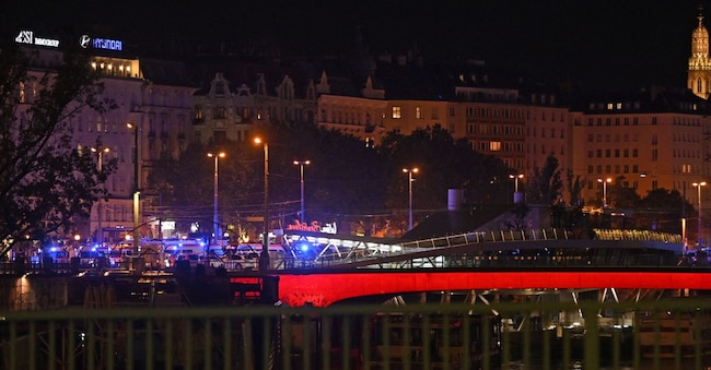 Una foto scattata il 2 novembre 2020 mostra le autoambulanze nei pressi di Schwedenplatz a Vienna, dopo una sparatoria. Due persone, tra cui un aggressore, sono state uccise in una sparatoria nel centro di Vienna, ha dichiarato la polizia il 2 novembre 2020. La polizia di Vienna ha dichiarato in un post su Twitter che ci sono state "sei diverse sparatorie" con "una persona deceduta" e "diversi feriti", oltre a "un sospetto colpito e ucciso dagli agenti di polizia" (Foto di Herbert Neubauer / APA / AFP)
