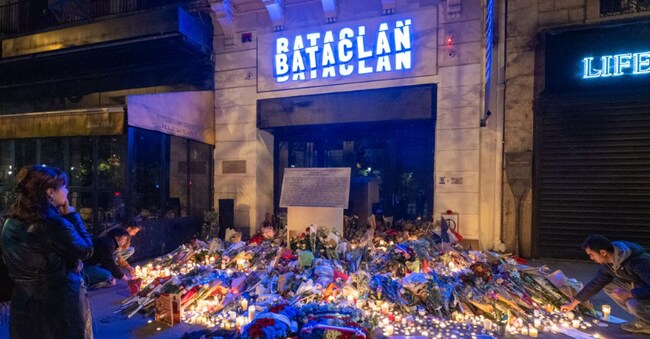 La sera del 13 novembre 2025, a Parigi, le persone si sono riunite in segno di commemorazione davanti alla sala concerti Bataclan per ricordare le vittime degli attentati del 2015. Le cerimonie in onore degli eventi del novembre 2015 si sono tenute lo stesso giorno dell'attacco, 10 anni prima, in luoghi come Le Petit Cambodge, Le Carillon, La Bonne Biere, Le Comptoir Voltaire, La Belle Equipe e il Bataclan. A queste cerimonie hanno partecipato, tra gli altri, il sindaco di Parigi e il Presidente della Repubblica. (Foto di Laurent Caron / Hans Lucas via AFP)