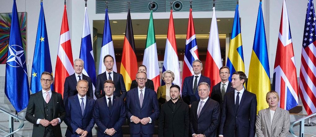 (In prima fila da sinistra) il presidente finlandese Alexander Stubb, il primo ministro polacco Donald Tusk, il presidente francese Emmanuel Macron, il cancelliere tedesco Friedrich Merz, il presidente ucraino Volodymyr Zelensky, l'inviato speciale degli Stati Uniti Steve Witkoff, il genero del presidente americano Jared Kushner e il primo ministro italiano Giorgia Meloni.Il primo ministro norvegese Jonas Gahr Store, il segretario generale della NATO Mark Rutte, il primo ministro danese Mette Frederiksen, il presidente della Commissione europea Ursula von der Leyen, il primo ministro olandese Dick Schoof e il primo ministro svedese Ulf Kristersson posano per una foto di famiglia il 15 dicembre 2025 presso la Cancelleria di Berlino, dove si sono incontrati per colloqui su come porre fine alla guerra di triturazione tra Russia e Ucraina. (Foto di Kay Nietfeld / POOL / AFP)