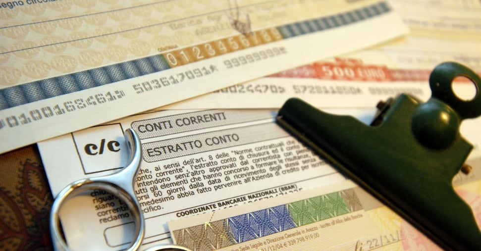 Conti correnti, il costo aumenta a 101 euro. Più cari anche quelli online: salgono a 30,6 euro